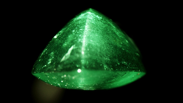 Emerald cabochon cut with a high-dome structure. Emerald cabochon cut with a high-dome structure.
