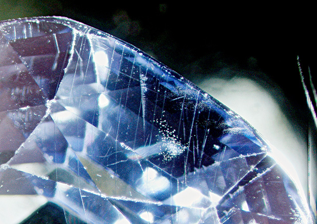 Bubbles, Rose channels, and twinning planes seen in synthetic sapphire. Bubbles, Rose channels, and twinning planes seen in synthetic sapphire.