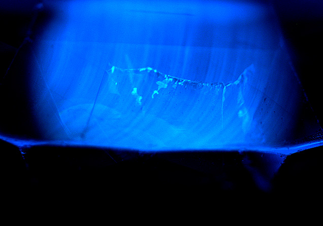 Curved growth lines are characteristic of synthetic Verneuil corundum. Curved growth lines are characteristic of synthetic Verneuil corundum.