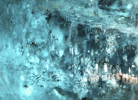 Light is reflected by the copper inclusions. Light is reflected by the copper inclusions.