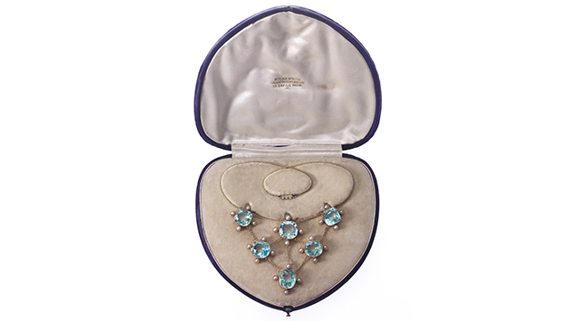Aquamarine necklace. 图 1. 这条海蓝宝石项链 (c.1890) 由 Philip (Charlotte) Newman（菲利普（夏洛特）纽曼）创作，在此可见原盒包装。 Newman（纽曼）的作品启发了“工艺美术运动”的艺术家和设计师。 来自 Tereza M. M. Driehaus（ 特蕾莎·M. M.·德里豪斯）藏品。 摄影：John A. Faier（约翰·A.·费尔），2014，© The Richard H. Driehaus Museum（查理德·H.·德里豪斯博物馆）。