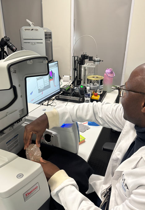 Scientists at GIA’s Botswana laboratory examine the Motswedi diamond Scientists at GIA’s Botswana laboratory examine the Motswedi diamond