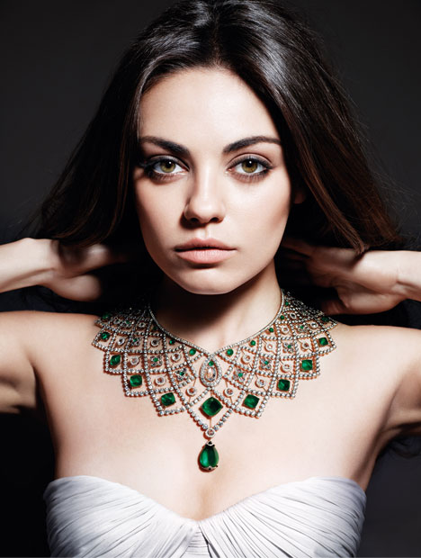 演员 Mila Kunis（米拉·库妮丝）担任模特展示 Fabregé（法贝热）的项链，项链上镶嵌的祖母绿产自 Gemfields（吉姆菲尔兹）公司的 Kegam（卡棋穆）矿场。 Gemfields（吉姆菲尔兹）公司聘请 Kunis（库妮丝）增加祖母绿珠宝的魅力，最终提升其价值。