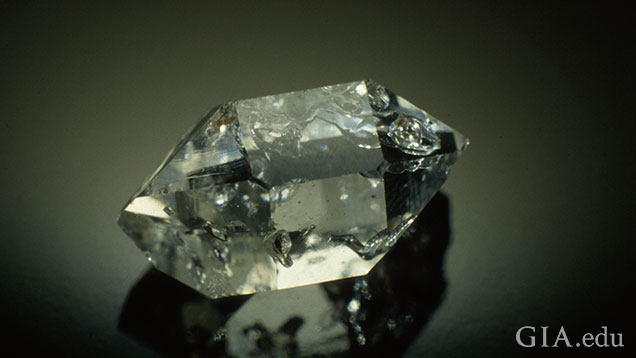 Herkimer Diamond(赫基默钻石)、带有负晶的水晶石英。 Herkimer Diamond(赫基默钻石)、带有负晶的水晶石英。