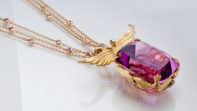 This 18K yellow gold necklace from Castoro’s “Love Doves” collection features a 104 carat kunzite from Afghanistan. This 18K yellow gold necklace from Castoro’s “Love Doves” collection features a 104 carat kunzite from Afghanistan.