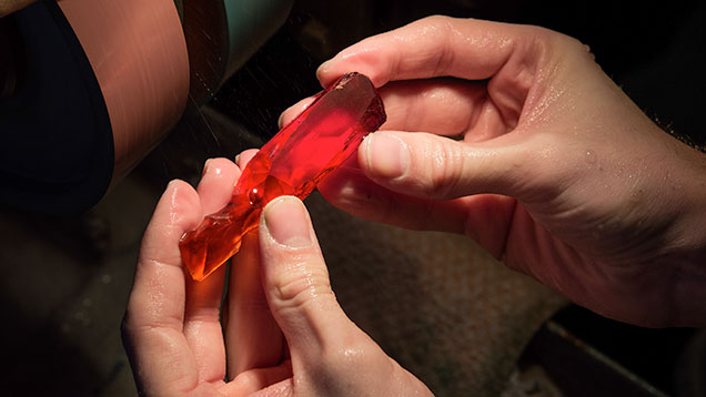 Alexander Kreis shapes the crystal