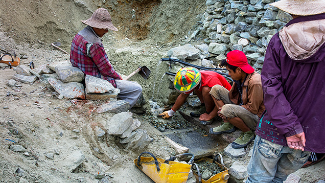 Searching for peridot at the Pyaung Gaung mine. Searching for peridot at the Pyaung Gaung mine.