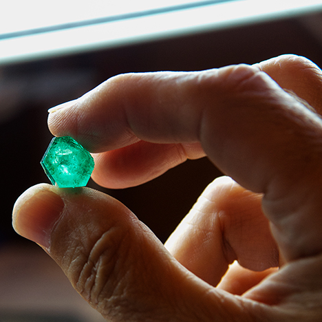Crystal showing lighter core. Crystal showing lighter core.