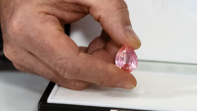 SP17-GNI-fig9_215186-636x358.jpg. Sri Lankan padparadscha sapphire
