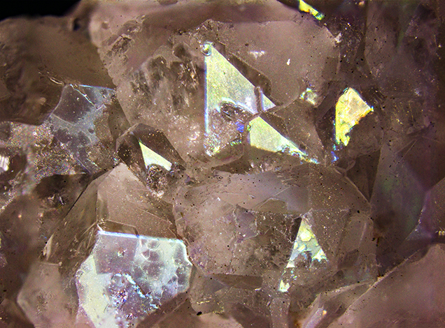 Iridescence in iris quartz from Jalgaon, India Iridescence in iris quartz from Jalgaon, India