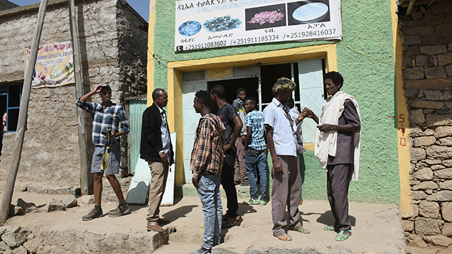 Gem dealers at the market in Chila