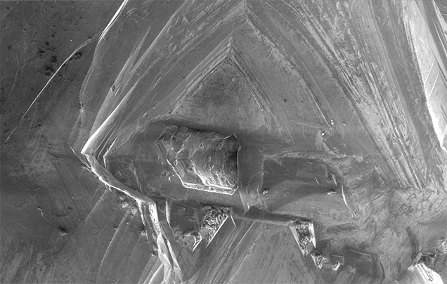 An open channel connects the internal cavity with the outside. An open channel connects the internal cavity with the outside.