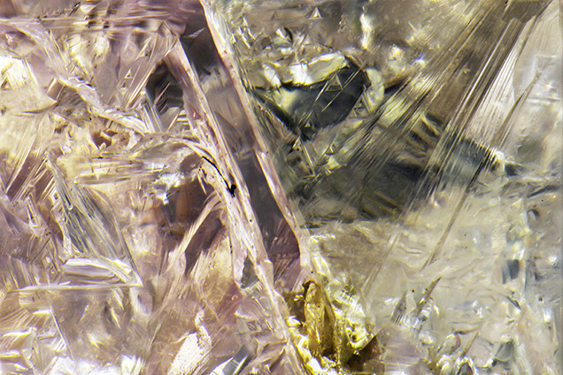 A distinct boundary between the pink and colorless sections can be seen. A distinct boundary between the pink and colorless sections can be seen.