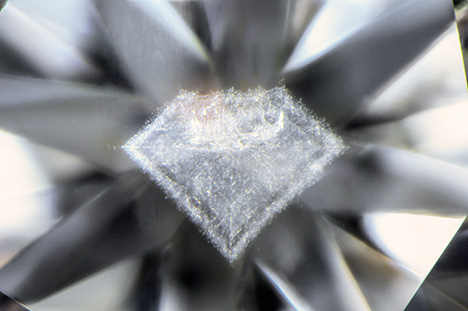Cloud inclusion resembling the profile of a faceted diamond. Cloud inclusion resembling the profile of a faceted diamond.