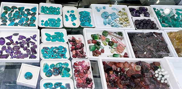 Figure 1. A display case showing popular colors and materials seen this year in Tucson. Photo by Jennifer Stone-Sundberg; courtesy of Arizona Color Stones & Minerals. Figure 1. A display case showing popular colors and materials seen this year in Tucson. Photo by Jennifer Stone-Sundberg; courtesy of Arizona Color Stones & Minerals.