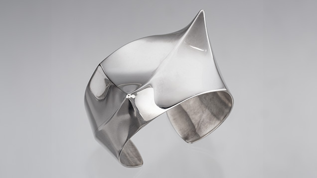Figure 2. One of two identical silver hollow-form bracelets by Frank Patania Jr. This cuff, known as both “Asymmetry” and “Twin Peaks,” was made around 1960 from six pieces of sterling silver using a small superstructure for support during the soldering process. The cuff weighs 100 g and measures 7 cm (2.75 in.) at its widest point. Photo by Robert Weldon; courtesy of Patania Jewelry.