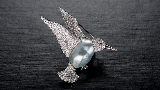 Hummingbird brooch with a baroque pearl surrounded by diamonds. Hummingbird brooch with a baroque pearl surrounded by diamonds.