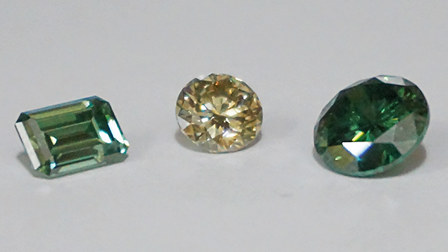 Synthetic moissanite imitating synthetic colored diamonds Synthetic moissanite imitating synthetic colored diamonds