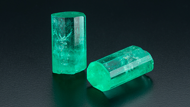 15 ct doubly terminated hexagonal emerald crystals from Chivor 15 ct doubly terminated hexagonal emerald crystals from Chivor