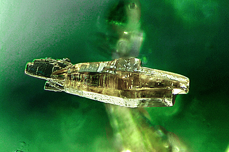 Parisite inclusions in emerald indicate Colombian origin. Parisite inclusions in emerald indicate Colombian origin.