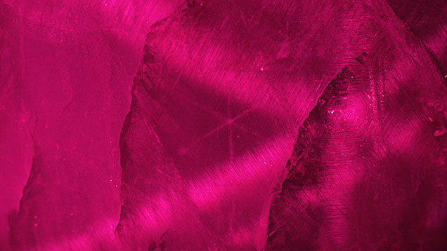 Figure 2. A six-rayed streamer-like pattern in the double-star ruby. Photomicrograph by Aprisara Semapongpan; field of view 7.20 mm.