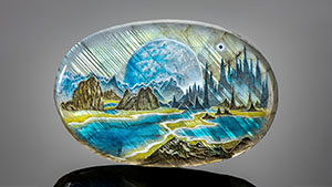 Left: A sci-fi scene in this oval measuring 48 × 72 × 8 mm and weighing 247 ct depicts streaks of light filtering through pine forests and reflecting in the lakes below. At the horizon, a giant moon emerges from behind the mountains. Photo by Robert Weldon. Right: Detail of variations in the perceived color, depending on the orientation of the light source. Photomicrograph by Nathan Renfro. Left: A sci-fi scene in this oval measuring 48 × 72 × 8 mm and weighing 247 ct depicts streaks of light filtering through pine forests and reflecting in the lakes below. At the horizon, a giant moon emerges from behind the mountains. Photo by Robert Weldon. Right: Detail of variations in the perceived color, depending on the orientation of the light source. Photomicrograph by Nathan Renfro.