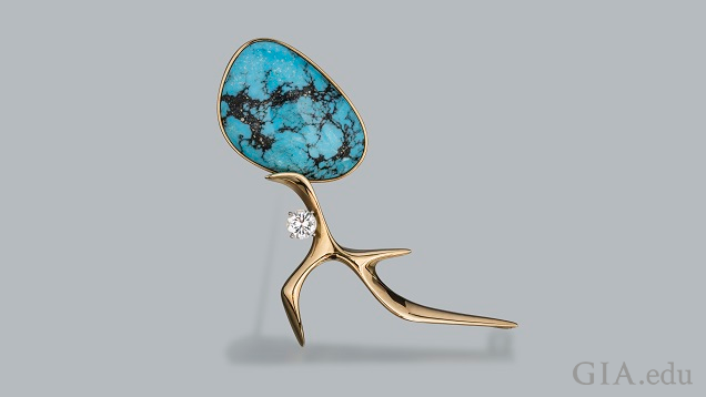 Apiece of turquoise with matrix comprises the head that sites on the yellow gold figure.