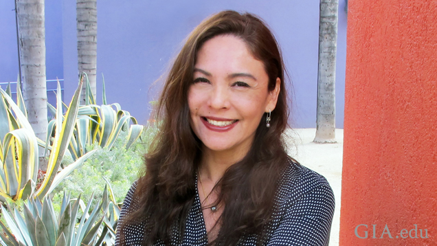 「ジュエリーのデザインは、日々学んで築き上げるキャリアです」と、GIAのJDTプログラムの卒業生、Veronica Eckertは語る。 「美を描くだけでなく、世界とつながるためにあなたの作品で個性とスタイルを作るのです。」写真提供: Veronica Eckert 「ジュエリーのデザインは、日々学んで築き上げるキャリアです」と、GIAのJDTプログラムの卒業生、Veronica Eckertは語る。 「美を描くだけでなく、世界とつながるためにあなたの作品で個性とスタイルを作るのです。」写真提供: Veronica Eckert