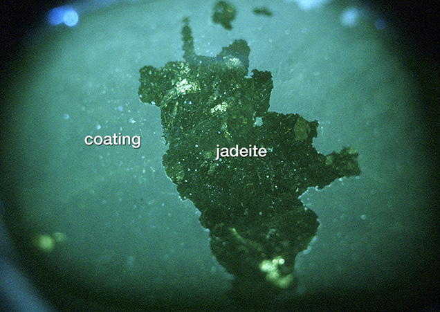 Figure 7. DiamondView imaging shows the UV fluorescence characteristics of a coated jadeite sample. Photo by Jian Zhang. Figure 7. DiamondView imaging shows the UV fluorescence characteristics of a coated jadeite sample. Photo by Jian Zhang.