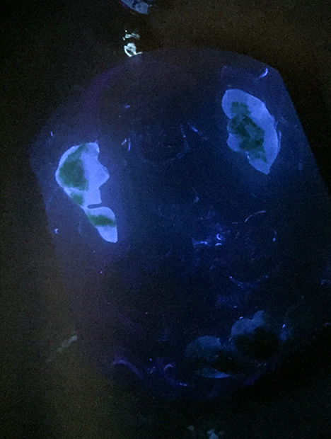 Blue-white fluorescence of resin. Blue-white fluorescence of resin.