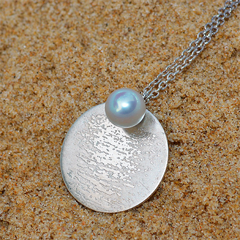 Pendant with 7.5 mm silver akoya pearl from Australia Pendant with 7.5 mm silver akoya pearl from Australia