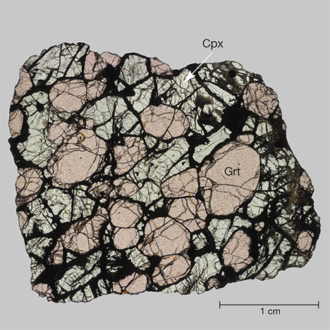 Bimineralic eclogite containing garnet and clinopyroxene