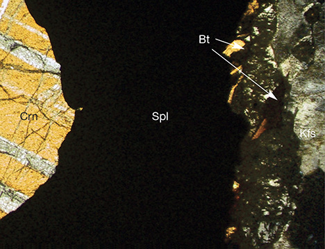 Corundum with hercynite-rich spinel corona Corundum with hercynite-rich spinel corona