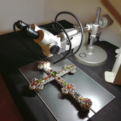 Optical Microscopy of gemstones from the Limburg artifacts Optical Microscopy of gemstones from the Limburg artifacts
