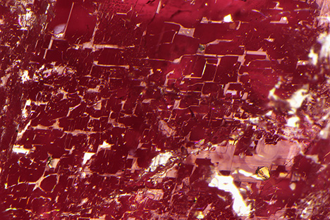 Step-like pattern of fluid inclusions in this rhodochrosite. Step-like pattern of fluid inclusions in this rhodochrosite.