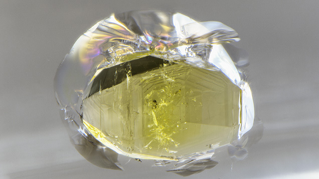 Stress cracks are clearly visible around the monzanite (?) inclusion. Stress cracks are clearly visible around the monzanite (?) inclusion.