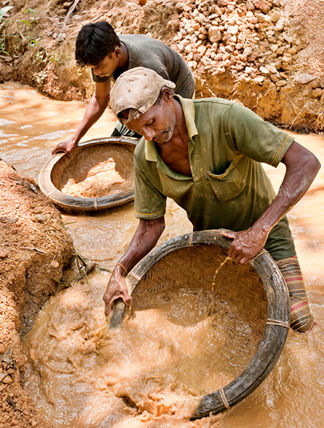 Figure 9. Washing sediments to recover fragments of gems in 2011 near Ratnapura, Sri Lanka. Photo by Vincent Pardieu. Figure 9. Washing sediments to recover fragments of gems in 2011 near Ratnapura, Sri Lanka. Photo by Vincent Pardieu.