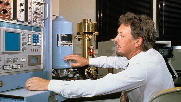 Figure 1. Dr. Vince Manson using GIA’s first scanning electron microscope, acquired in 1976. Figure 1. Dr. Vince Manson using GIA’s first scanning electron microscope, acquired in 1976.