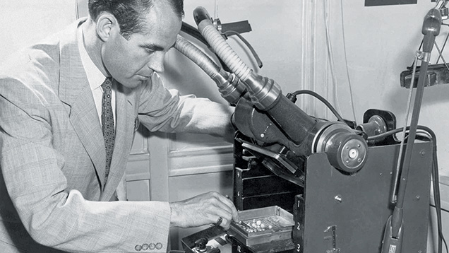 Figure 11. Robert Crowningshield preparing to X-ray several pearls at GIA’s New York laboratory in the early 1950s. Figure 11. Robert Crowningshield preparing to X-ray several pearls at GIA’s New York laboratory in the early 1950s.