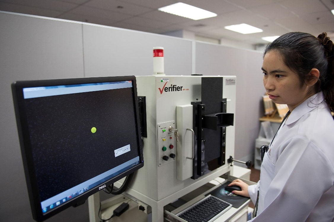 A MatriX-FocalSpot Verifier PF-100 X-ray fluorescence unit (100 kV and 3.2 mA excitation) equipped with a Canon EOS REBEL T4i DSLR camera (five-second exposure, F5.0, ISO 12800) A MatriX-FocalSpot Verifier PF-100 X-ray fluorescence unit (100 kV and 3.2 mA excitation) equipped with a Canon EOS REBEL T4i DSLR camera (five-second exposure, F5.0, ISO 12800)