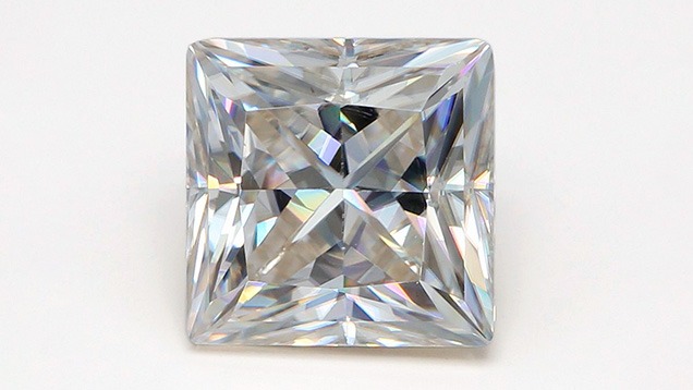 A 1.71 ct synthetic moissanite features a fraudulent GIA inscription.