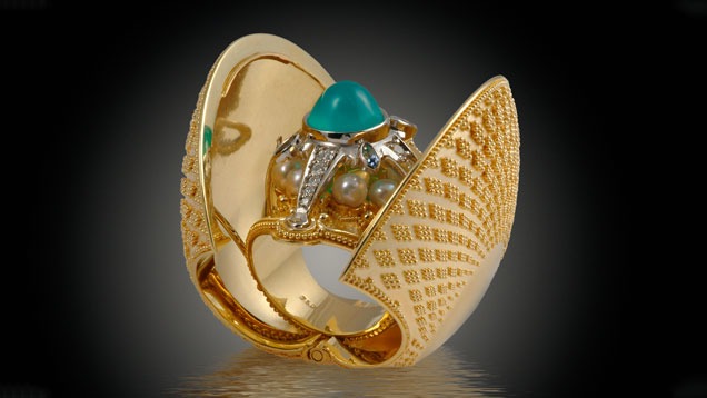 照片: AJDC 友情提供, "Cosmic Clam Ring" 由 Kent Raible 为“秘密珍宝”主题于 2006 年设计。 照片: AJDC 友情提供, "Cosmic Clam Ring" 由 Kent Raible 为“秘密珍宝”主题于 2006 年设计。