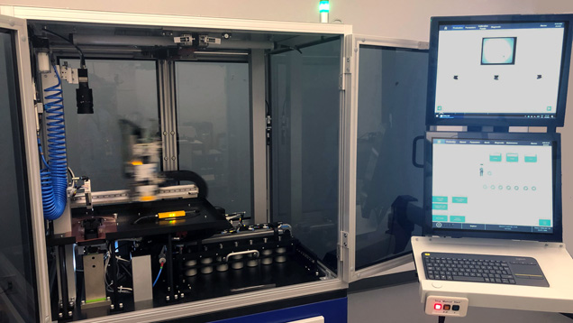 ノートパソコンに接続されたキャビネット サイズのメレー スクリーニング機器 ノートパソコンに接続されたキャビネット サイズのメレー スクリーニング機器