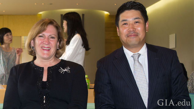 Susan Jacquesとスーツを着た藤田健がイベントで隣り合わせに座る。