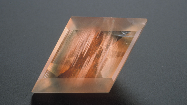 This Oregon sunstone (about 2 cm across) has been fashioned with some matte-finished facets to bring out the appearance of the copper inclusions. – Maha Tannous, courtesy Klaus Schafer This Oregon sunstone (about 2 cm across) has been fashioned with some matte-finished facets to bring out the appearance of the copper inclusions. – Maha Tannous, courtesy Klaus Schafer