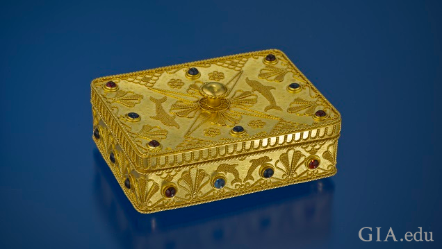 A rectangle-shaped gold box, decorated with filigree, granulation and gems.