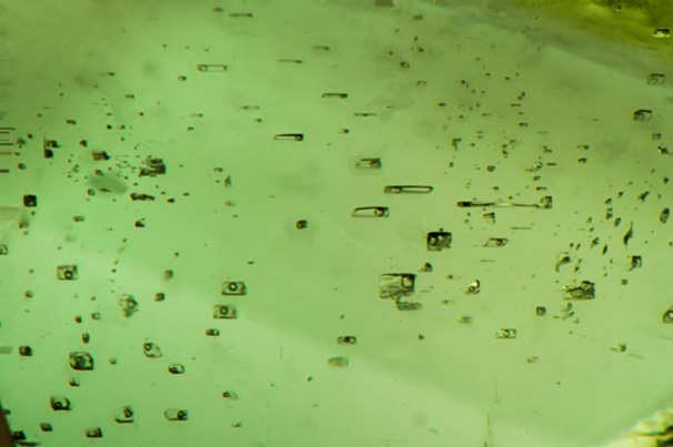 Blocky fluid inclusions indicate a schist-hosted deposit