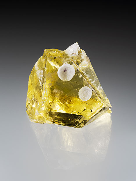 Fluorite containing two barite inclusions. Fluorite containing two barite inclusions.